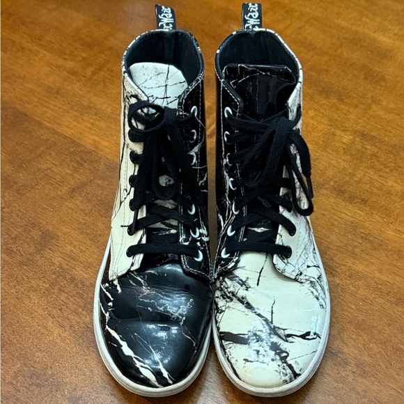 Dr. Martens Women's Leyton Patent Marble 7 Eye Lightweight Combat Boots Size 9 - Picture 2 of 7